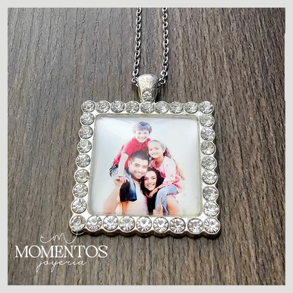 Collar Una Vista Brillante Cuadrado con Fotografía Personalizada